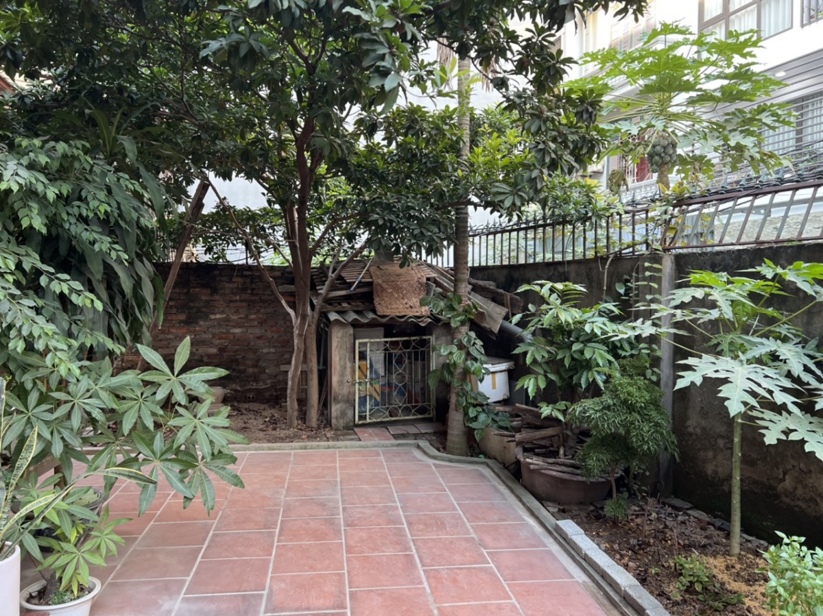 Cho thuê biệt thự tại phố Đào Tấn diện tích 90m2, 3 tầng, 200m cả sân