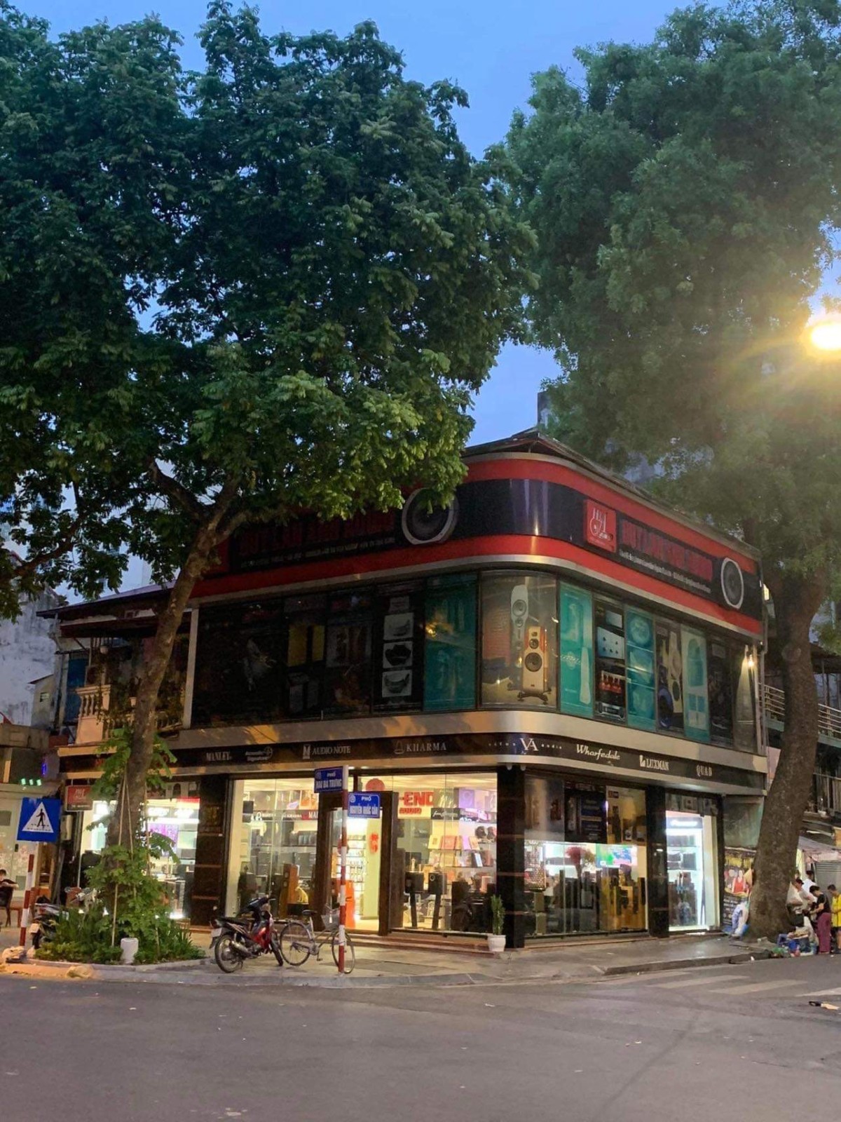 Cần cho thuê nhà mặt phố  Hai Bà Trưng, HN, dt 260m2