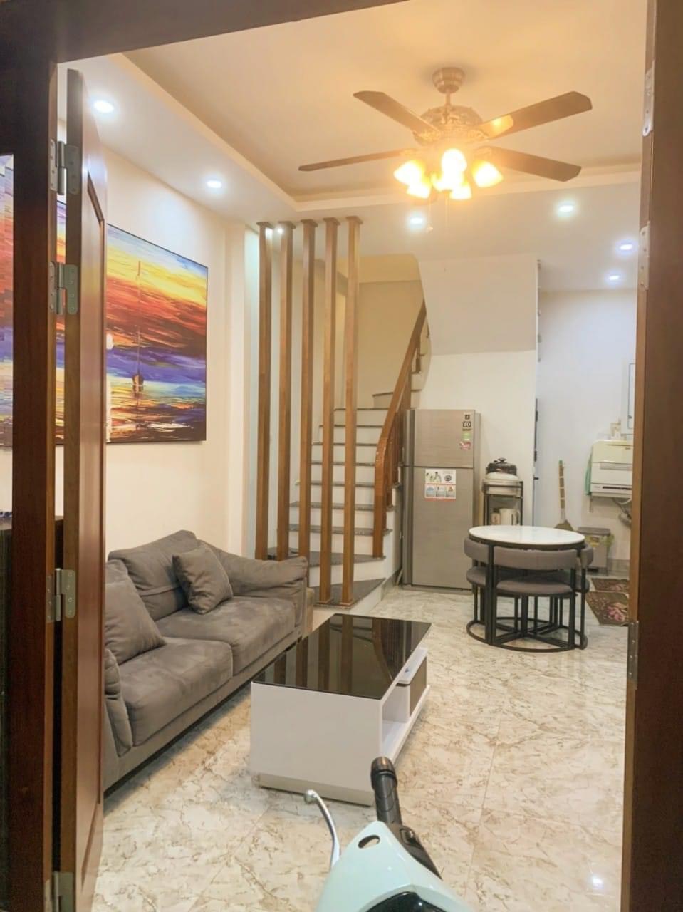 Cần bán nhà tại Gia Thuỵ, Long Biên diện tích 33m2 giá 4,3 tỷ