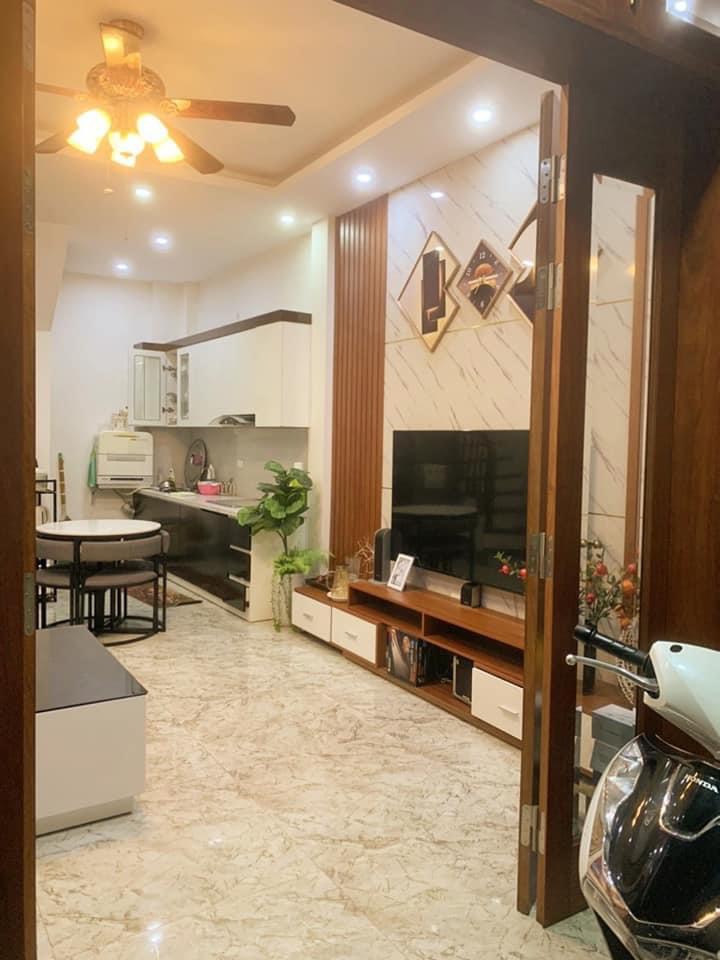 Cần bán nhà tại Gia Thuỵ, Long Biên diện tích 33m2 giá 4,3 tỷ