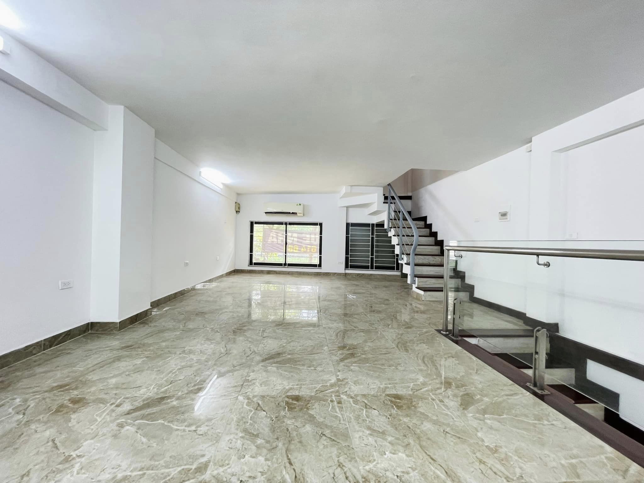 Chính chủ bán nhà tại Võng Thị, Tây Hồ 126m2 giá 18,3 tỷ view Hồ Tây siêu đẹp