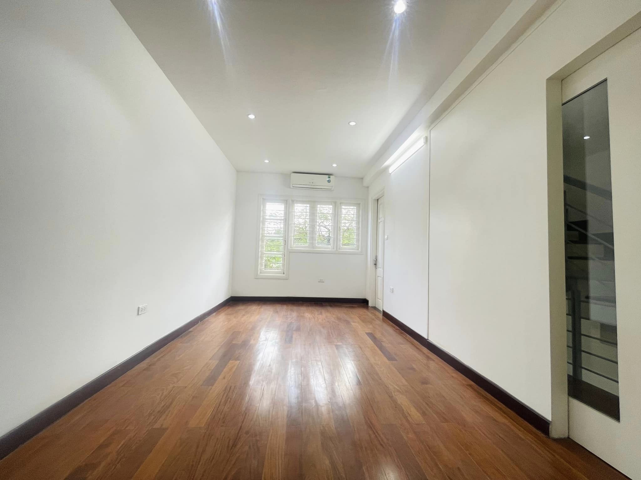 Chính chủ bán nhà tại Võng Thị, Tây Hồ 126m2 giá 18,3 tỷ view Hồ Tây siêu đẹp