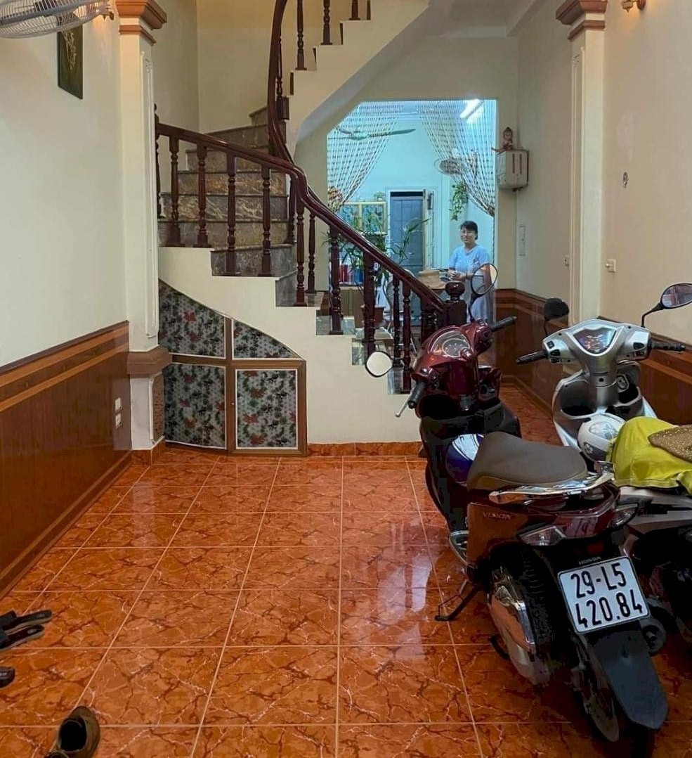 Bán nhà 5 tầng ngõ 105 Xuân La diện tích 33m2 