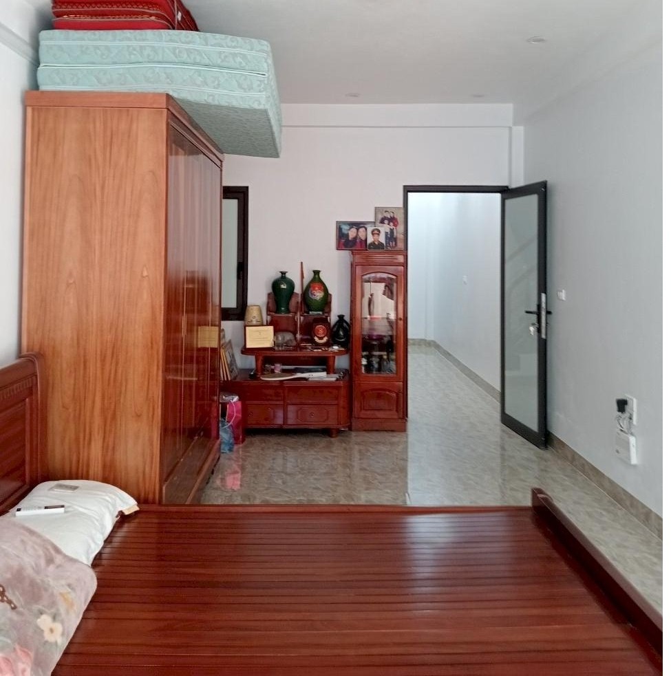 Cần bán căn nhà đường Lạc Long Quân, Tây Hồ, Hà Nội diện tích 40m2