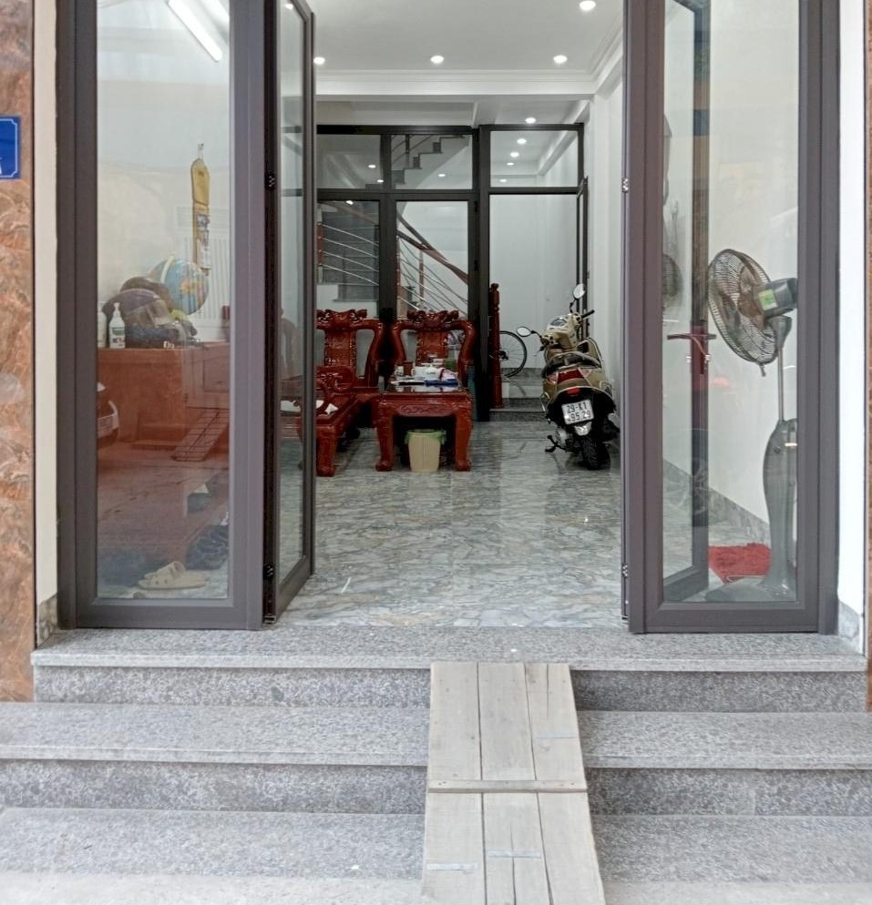 Cần bán căn nhà đường Lạc Long Quân, Tây Hồ, Hà Nội diện tích 40m2