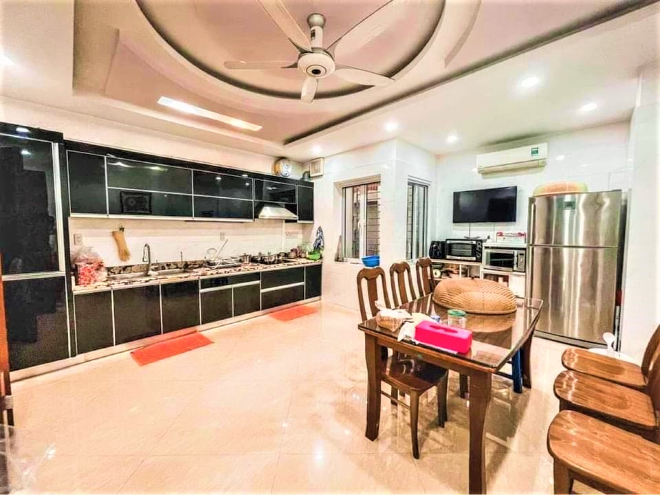 Bán nhà ba mặt thoàng, diện tích 54m2 giá 6 tỷ tại Cầu Giấy