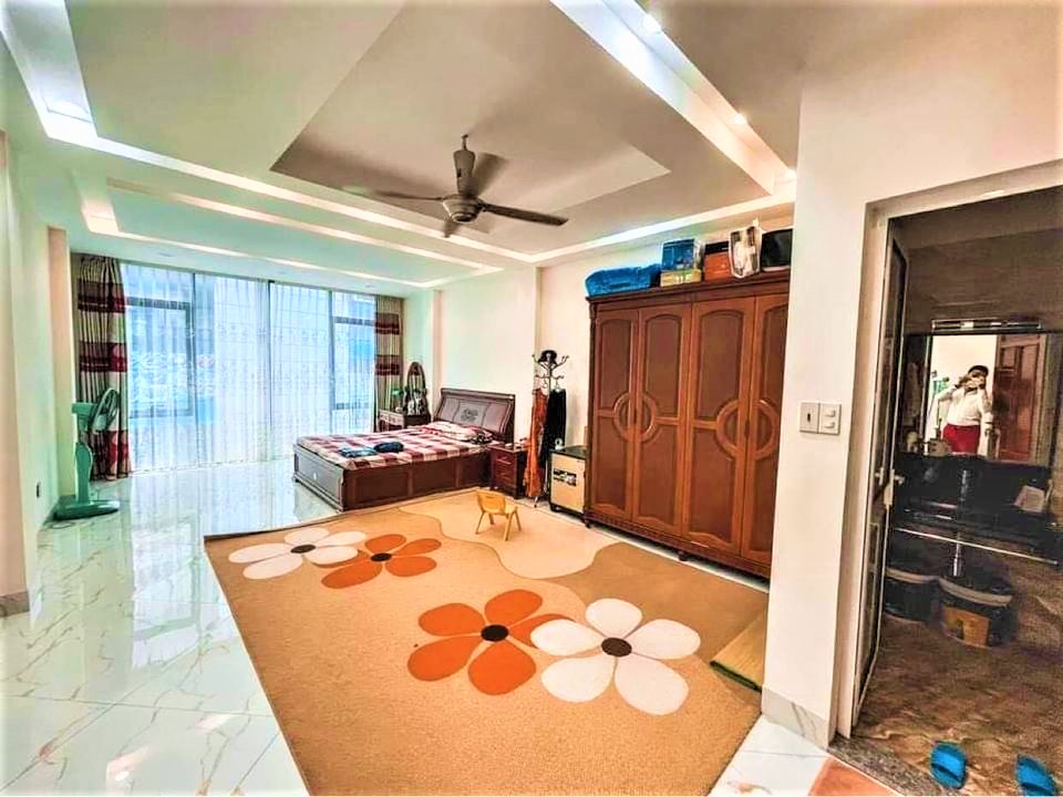 Bán nhà ba mặt thoàng, diện tích 54m2 giá 6 tỷ tại Cầu Giấy
