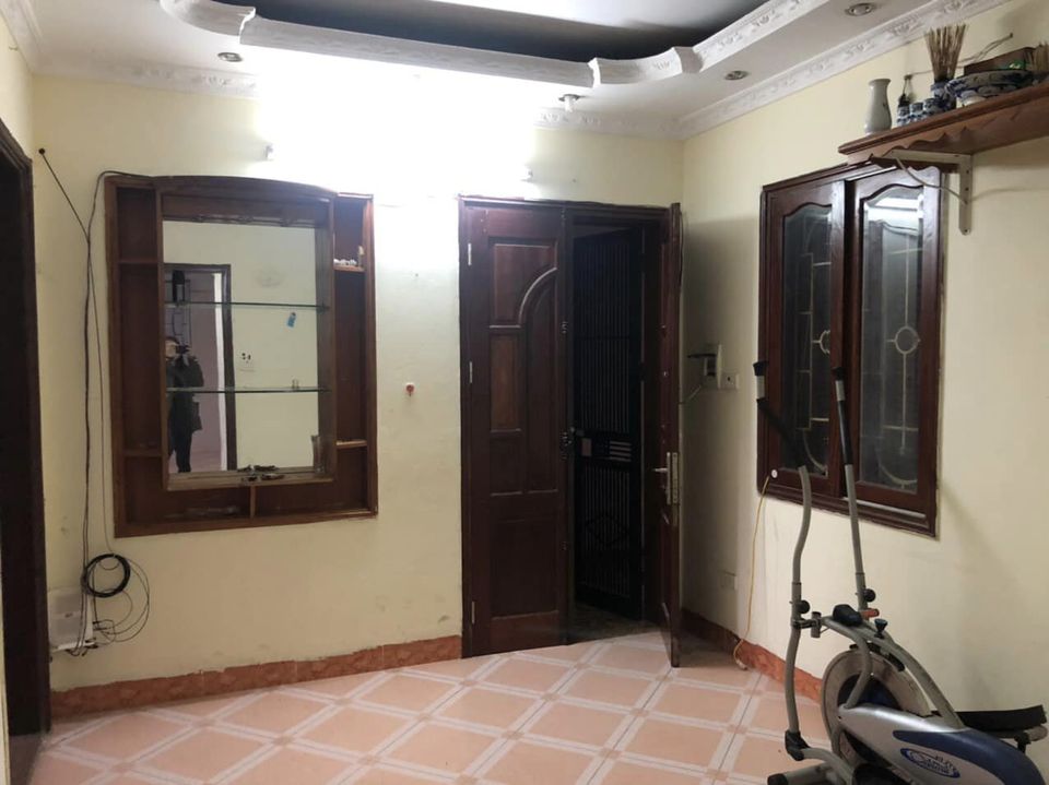 Cho thuê căn hộ tập thể tầng 4 C18 Bộ công an, Nguyên Hồng,  Đống Đa, giá chỉ 7,5tr/tháng