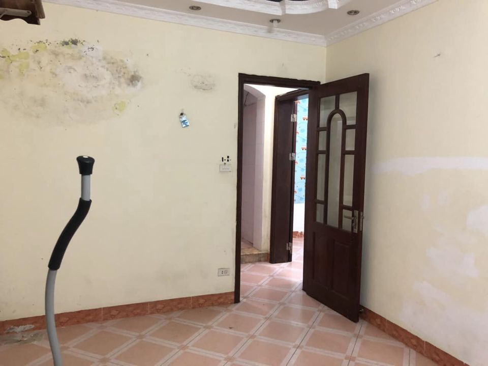 Cho thuê căn hộ tập thể tầng 4 C18 Bộ công an, Nguyên Hồng,  Đống Đa, giá chỉ 7,5tr/tháng