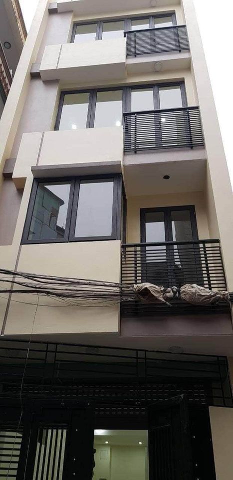 Căn nhà 5 tầng nằm tại mặt phố Nguyễn Văn Cừ, Long Biên
