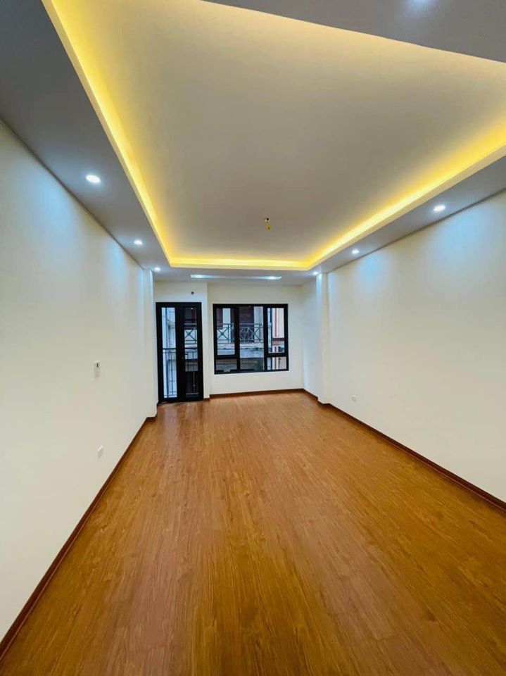 Căn nhà 5 tầng nằm tại mặt phố Nguyễn Văn Cừ, Long Biên
