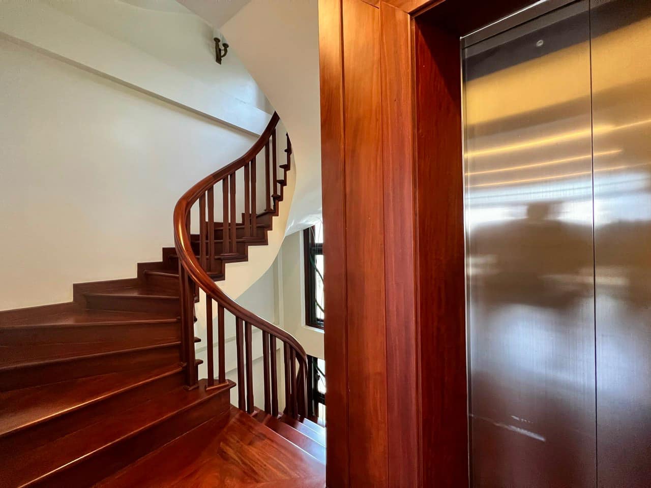 Cần bán nhà tại Hoàng Hoa Thám, Ba Đình full nội thất, diện tích 43m2 giá 12,8 tỷ
