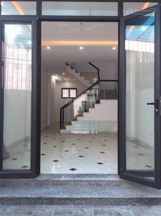 Cần bán nhà 4 tầng diện tích 45m2 giá 2,3 tỷ tại Phụng Châu, Chương Mỹ