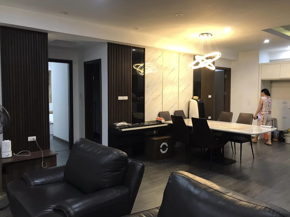 Nhà mình cần cho thuê căn hộ 3ngủ tại Royal City