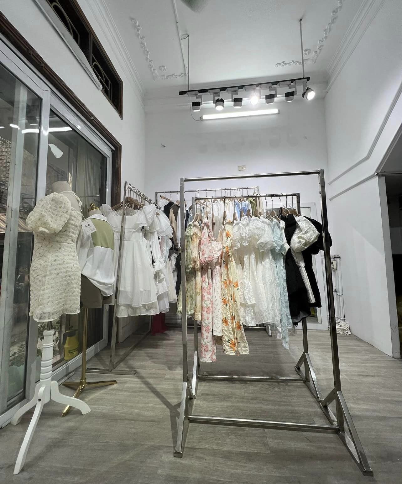 Cần nhượng lại shop quần áo tại Dương Khuê, Mai Dịch