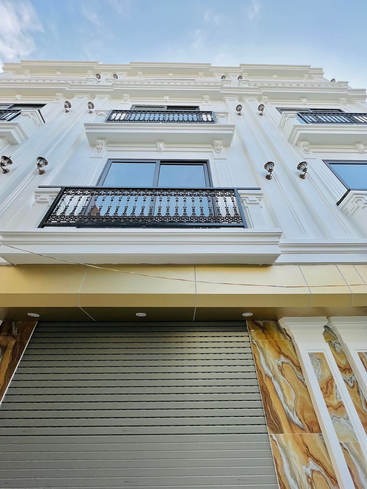 Cận tết em cần thanh khoản nhanh nhà mới - ô tô 7 chỗ vào nhà - ngõ thông - sổ nở hậu - phân khúc 4 tỷ không có căn thứ 2 tại hoàng mai 