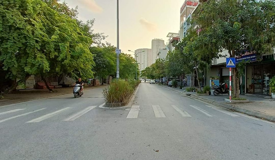 Bán đất Cổ Linh, lô góc, 150m2, mặt tiền 15m, vỉa hè rộng, đường 30m, kinh doanh sầm uất.