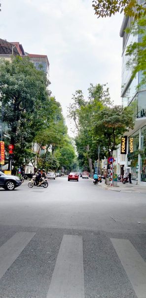 Bán mặt phố bà triệu, 70m2, bán đất tặng nhà, mặt tiền quyền lực, sổ A4, building tuyệt