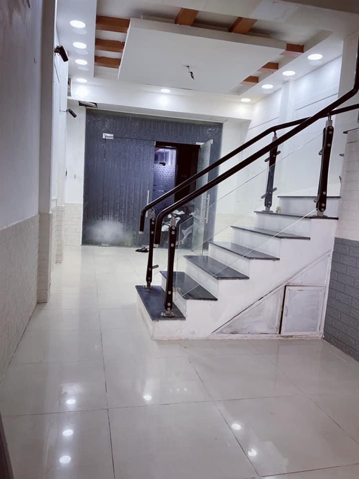 Cho thuê nhà đẹp mới sơn sửa ngay chợ Tân Mỹ