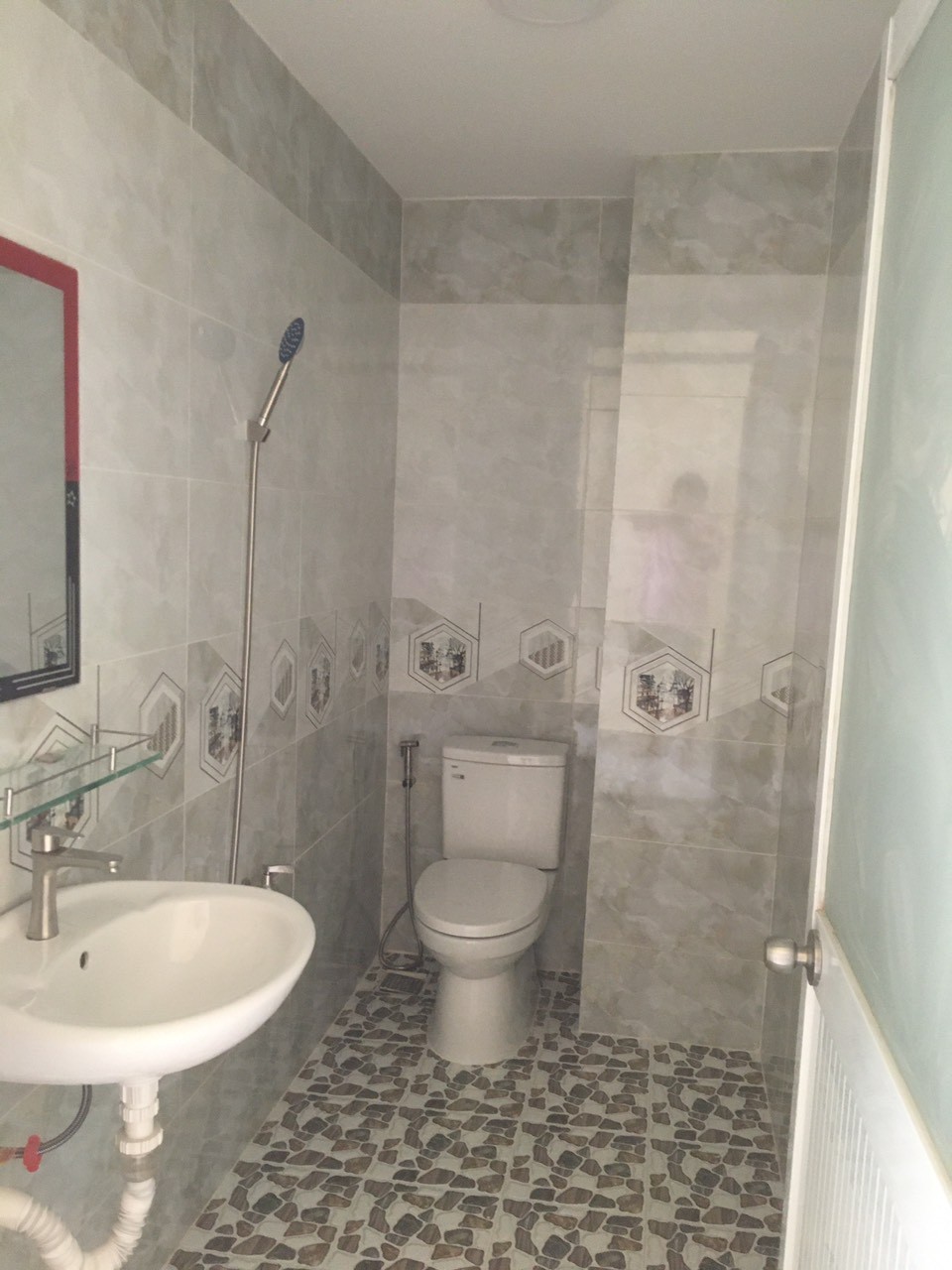 Cho thuê nhà hẻm 4 tầng tại Tô Hiệu, Tân Phú, giá 15
triệu/tháng