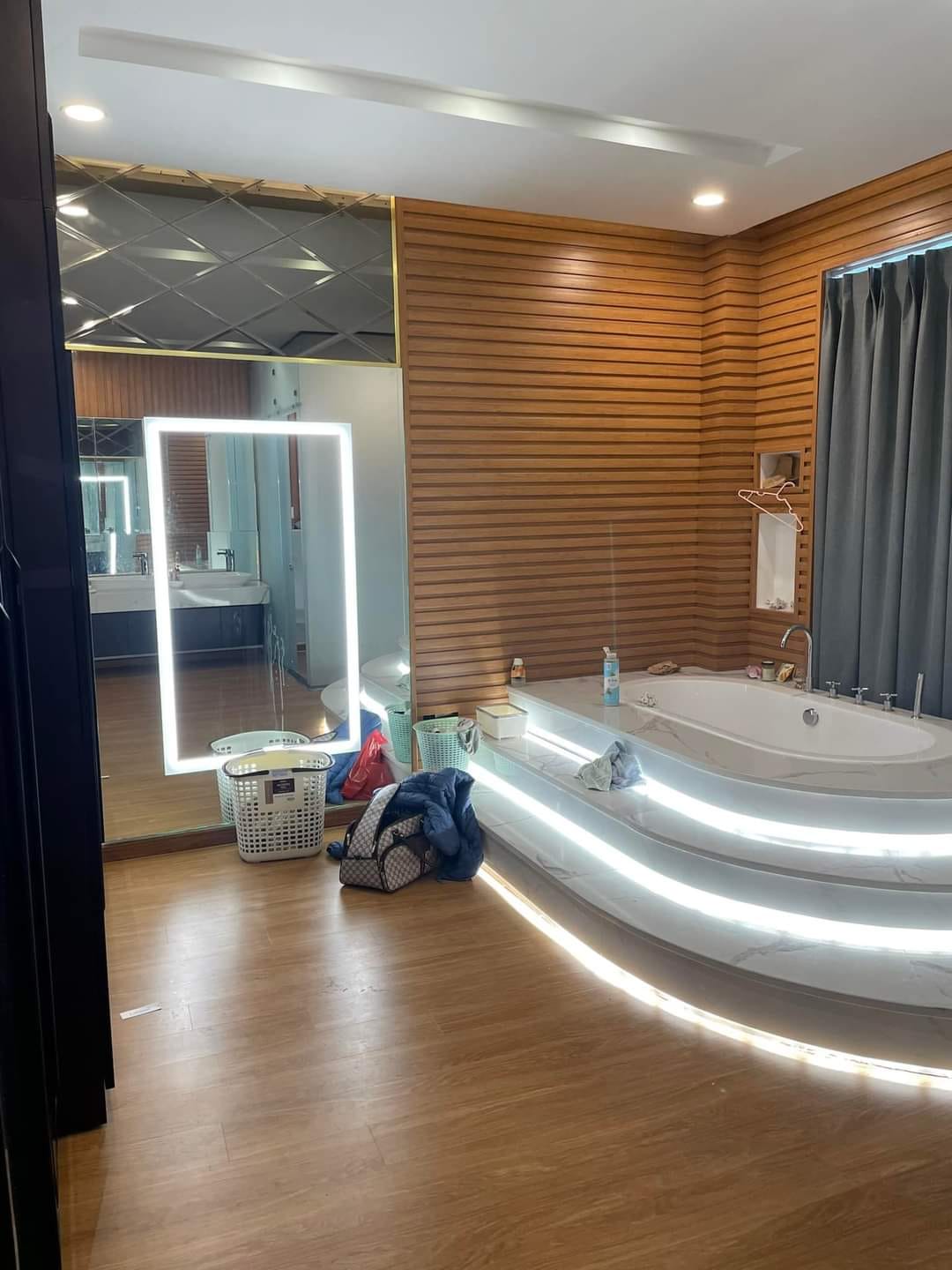 Bán Villa 6 tầng 80M2 Lê quang định mặt tiền 6m