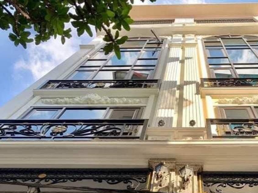 Chính chủ bán nhà mặt phố ở Cầu Giấy, Hà Nội có nội thất cơ bản