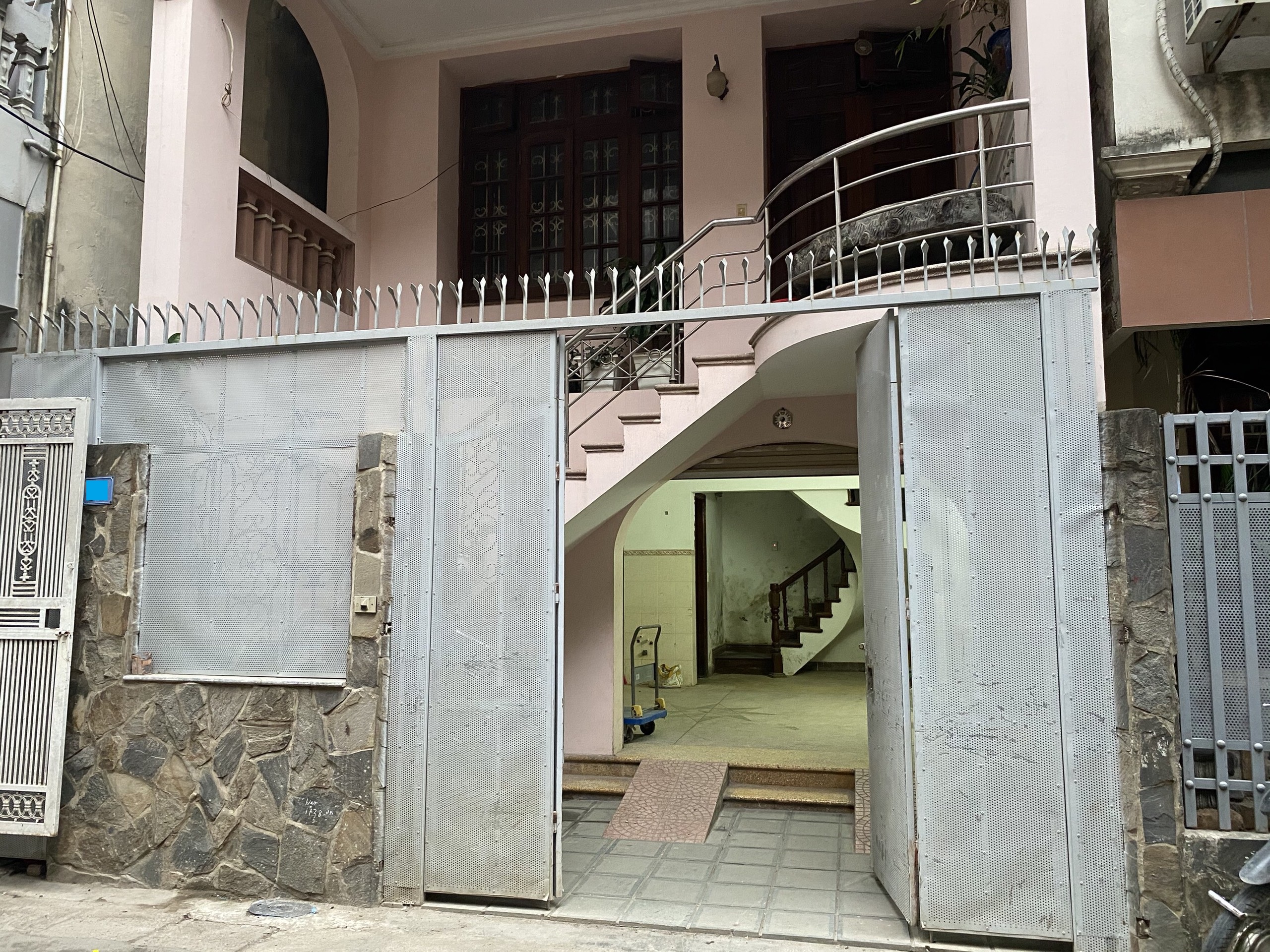 Bán nhà riêng tại Lạc Long Quận, Hà Nội, 5 tầng, giá 11,8 tỷ đồng