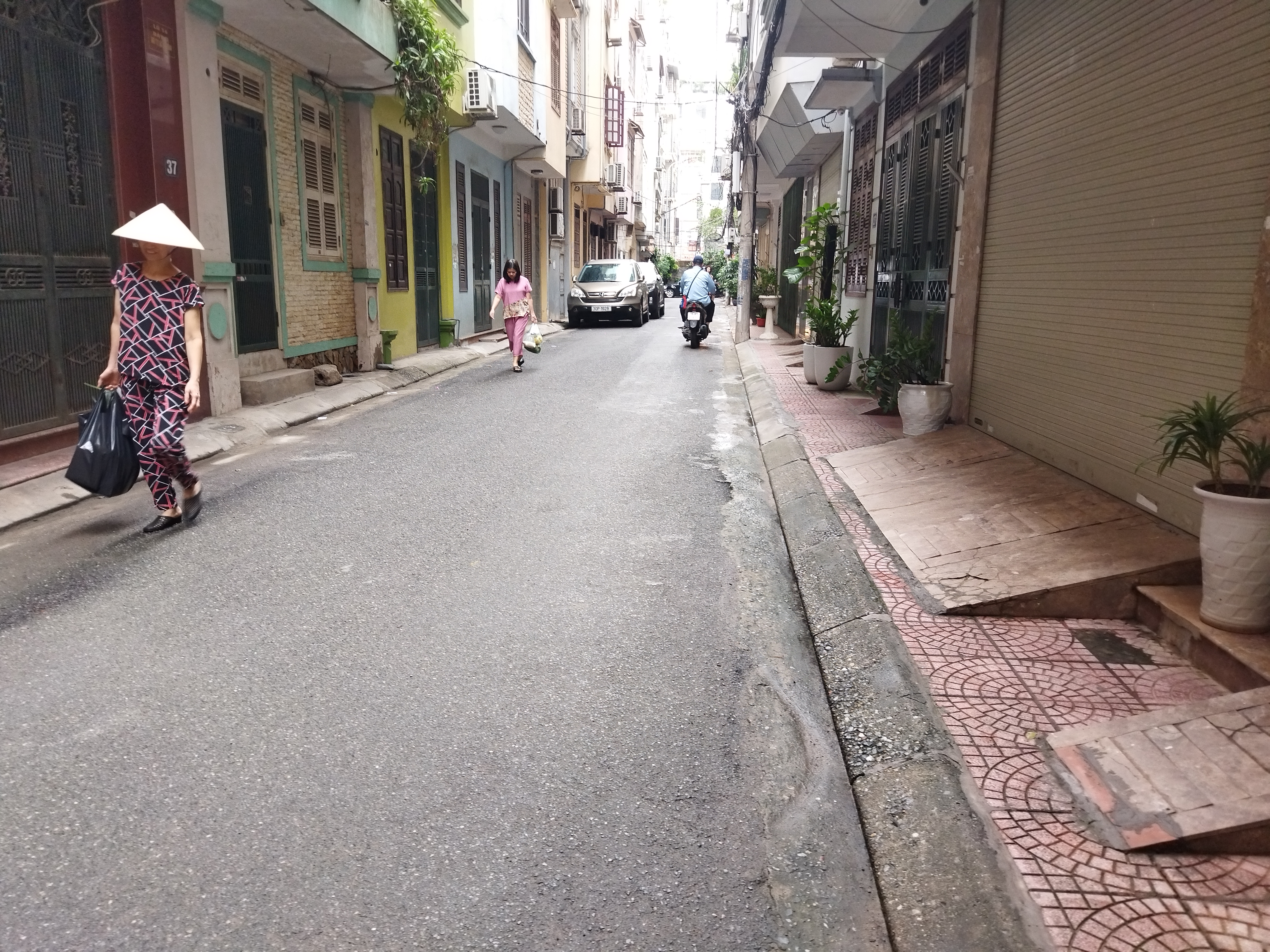 Bán nhà Lạc Long Quân, sát hồ tây, 2 mặt thoáng, nhà phân lô tránh