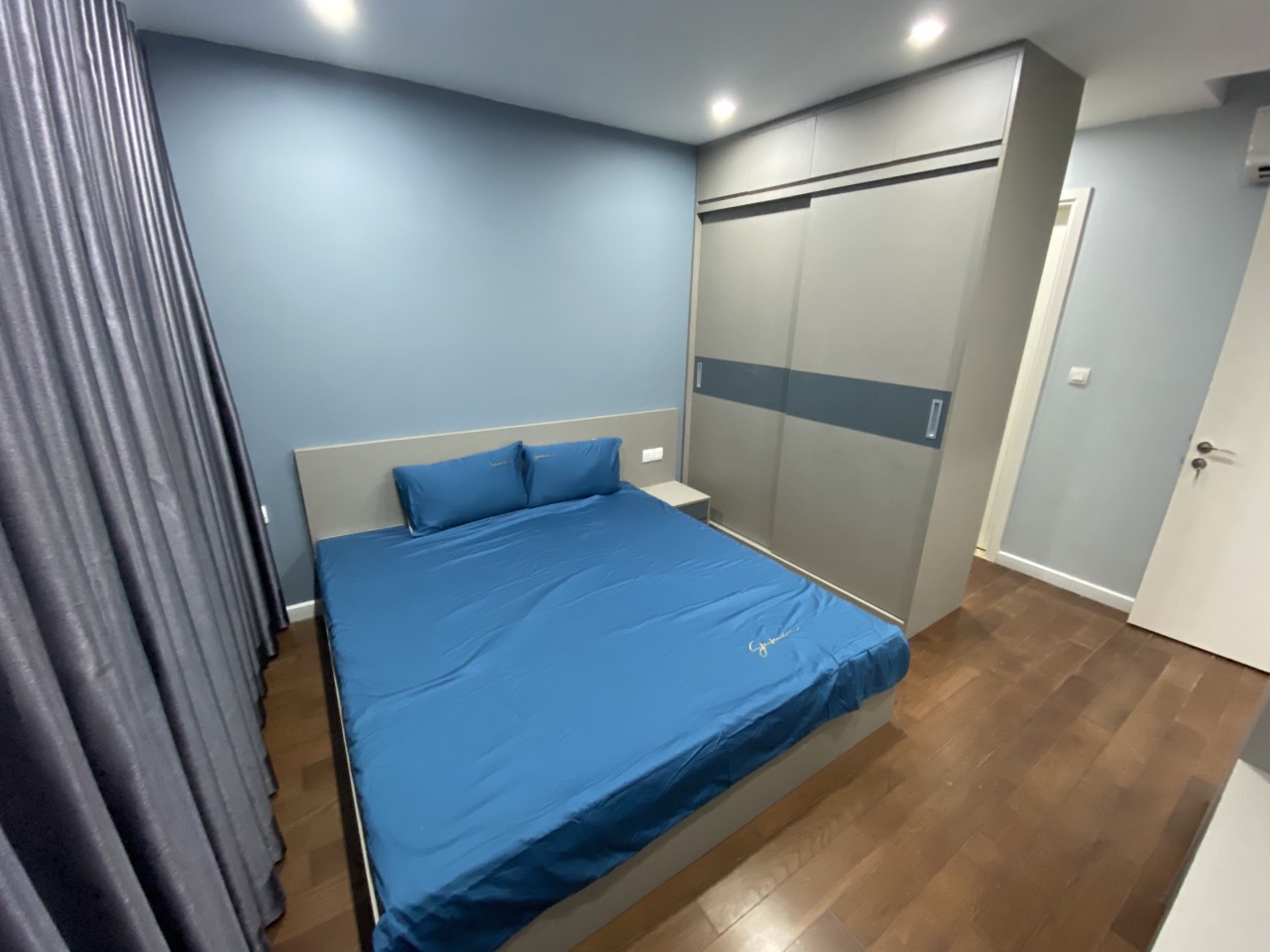 Tôi bán căn hộ 3PN Dcapital toà C full nội thất, sổ đỏ chính chủ, bán gấp trong tuần