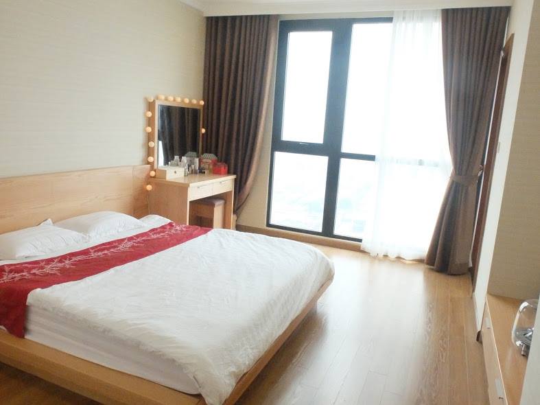 Cho thuê căn hộ chung cư 172 Ngọc Khánh, 115m2, 3 phòng ngủ, đủ đồ