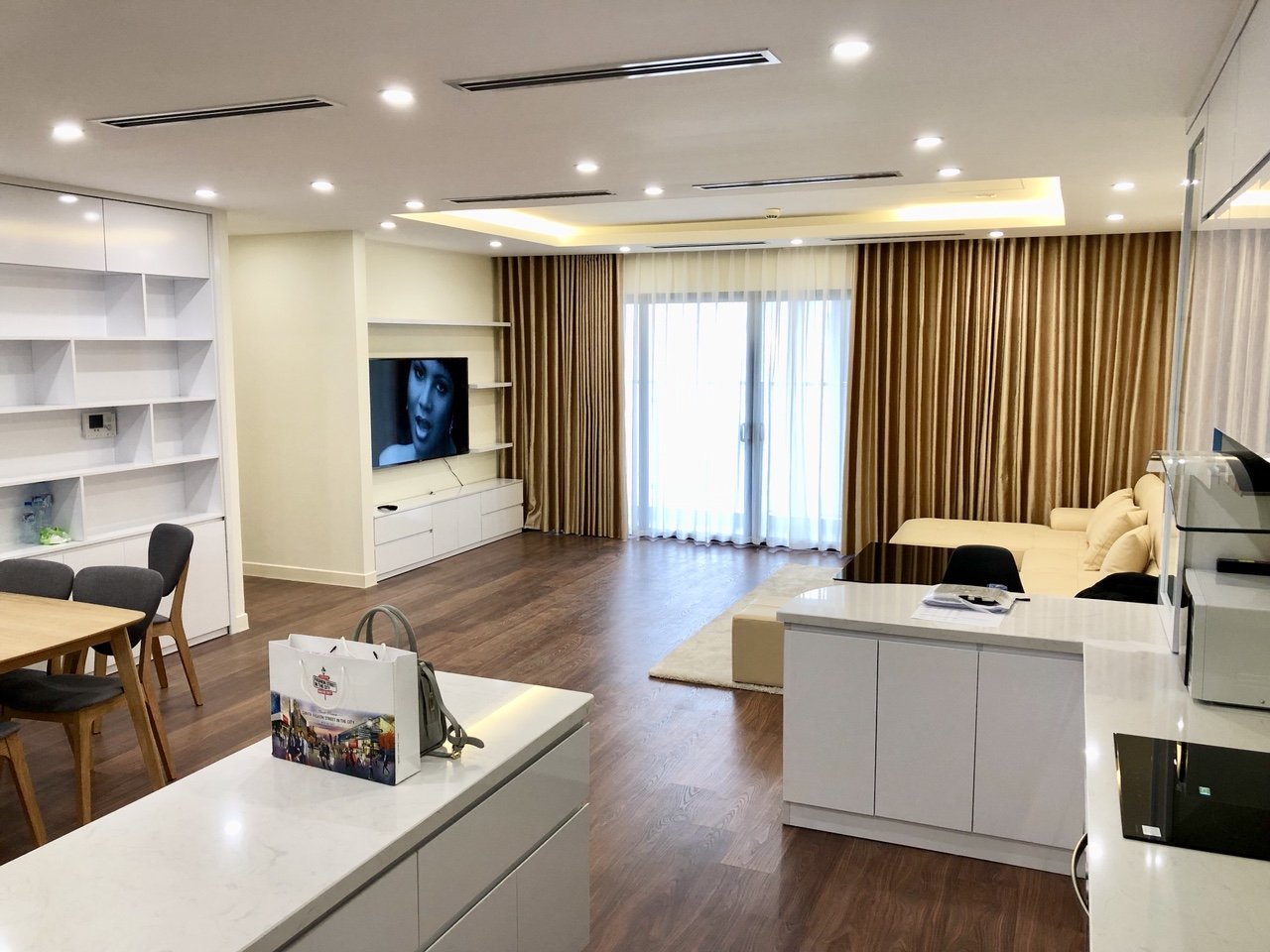 Cho thuê Căn hộ Trung Yên Plaza 93m2 , 2 phòng ngủ nội thất cao cấp đẹp