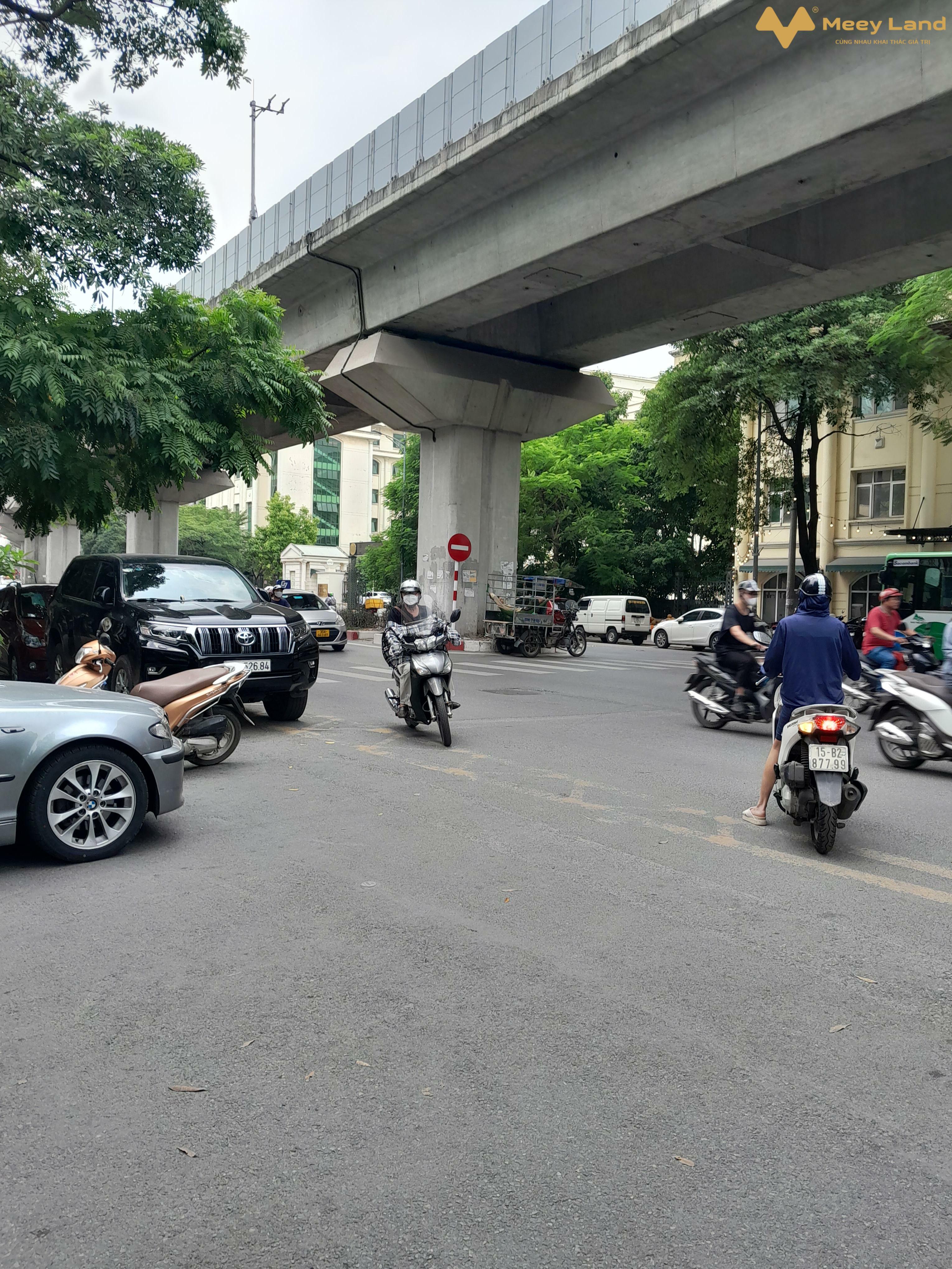 Bán đất mặt phố Hào Nam, Đống Đa, Hà Nội - 61m2, mặt tiền 7,8m - Giá 25 tỷ