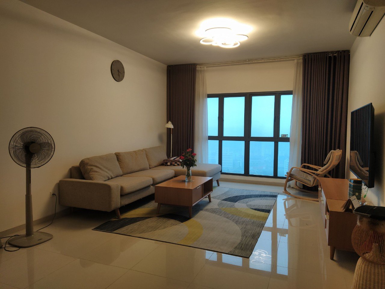 Cho thuê gấp căn hộ TSQ EUROLAND Mỗ Lao 208m2, 4 ngủ, 3vs đồ cơ bản 15tr vào luôn