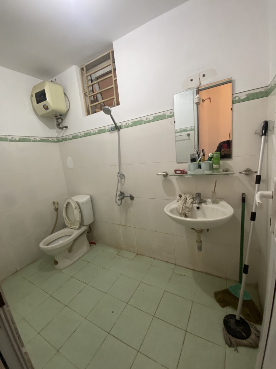 Cho thuê căn hộ 335 cầu giấy 100m2, 3 ngủ, 2vs đồ cơ bản 1 điều hòa giá 12tr