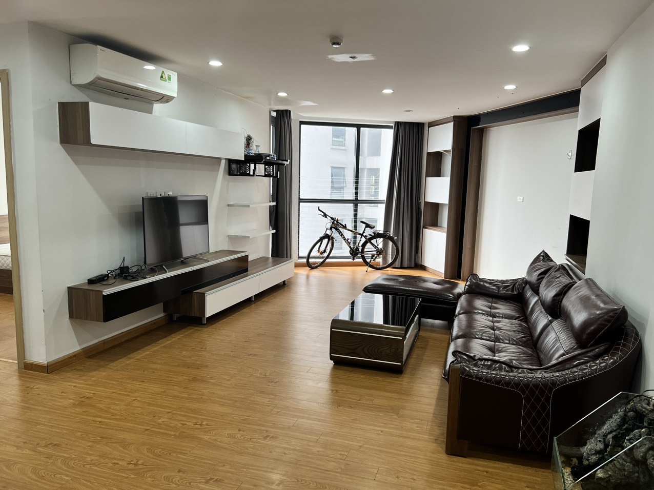 Cho thuê căn hộ chung cư Yên Hòa Park view City E4 Yên Hòa đường Vũ Phạm Hàm căn góc 130m 3PN full đồ