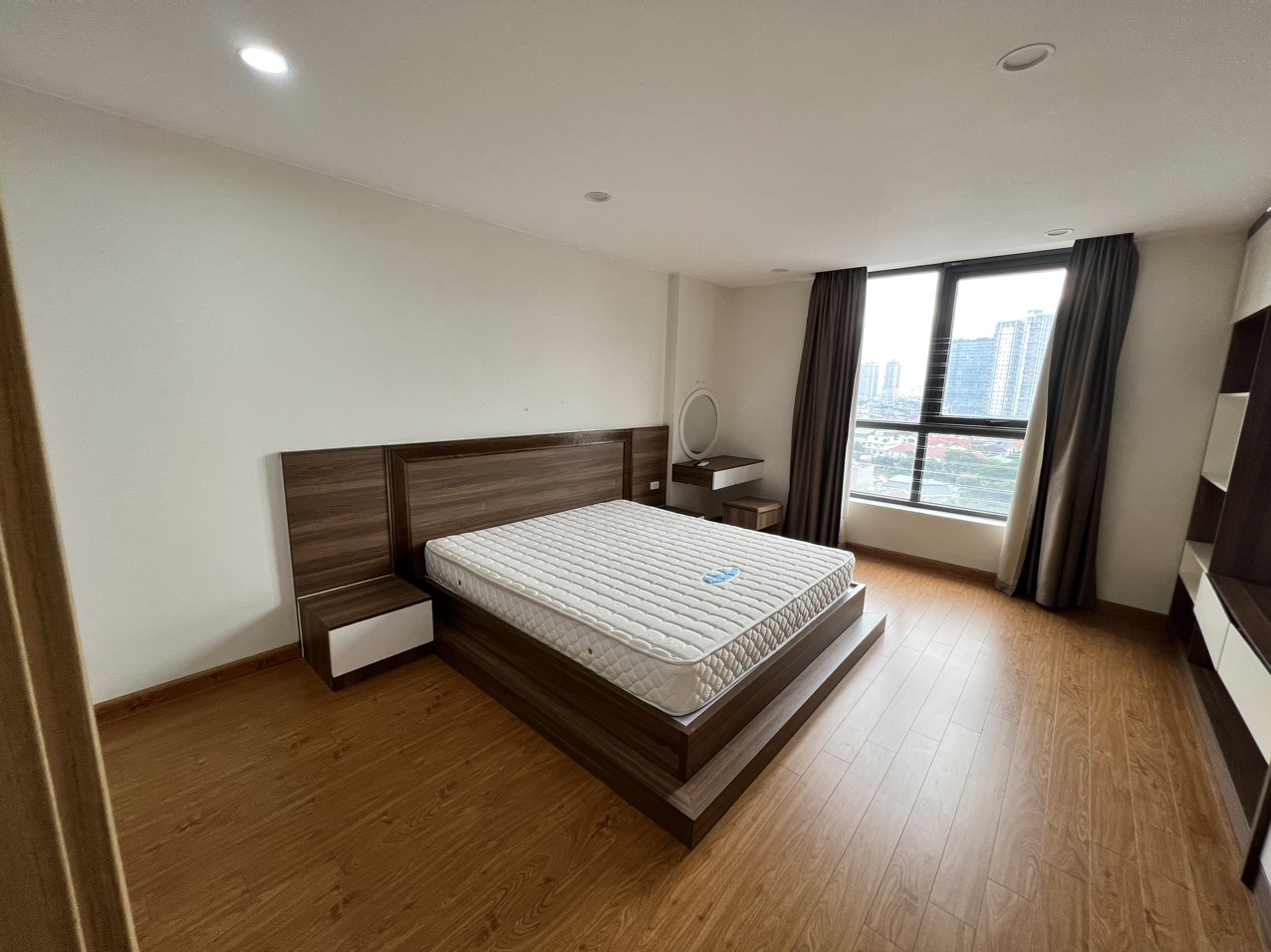 Cho thuê căn hộ chung cư Yên Hòa Park view City E4 Yên Hòa đường Vũ Phạm Hàm căn góc 130m 3PN full đồ
