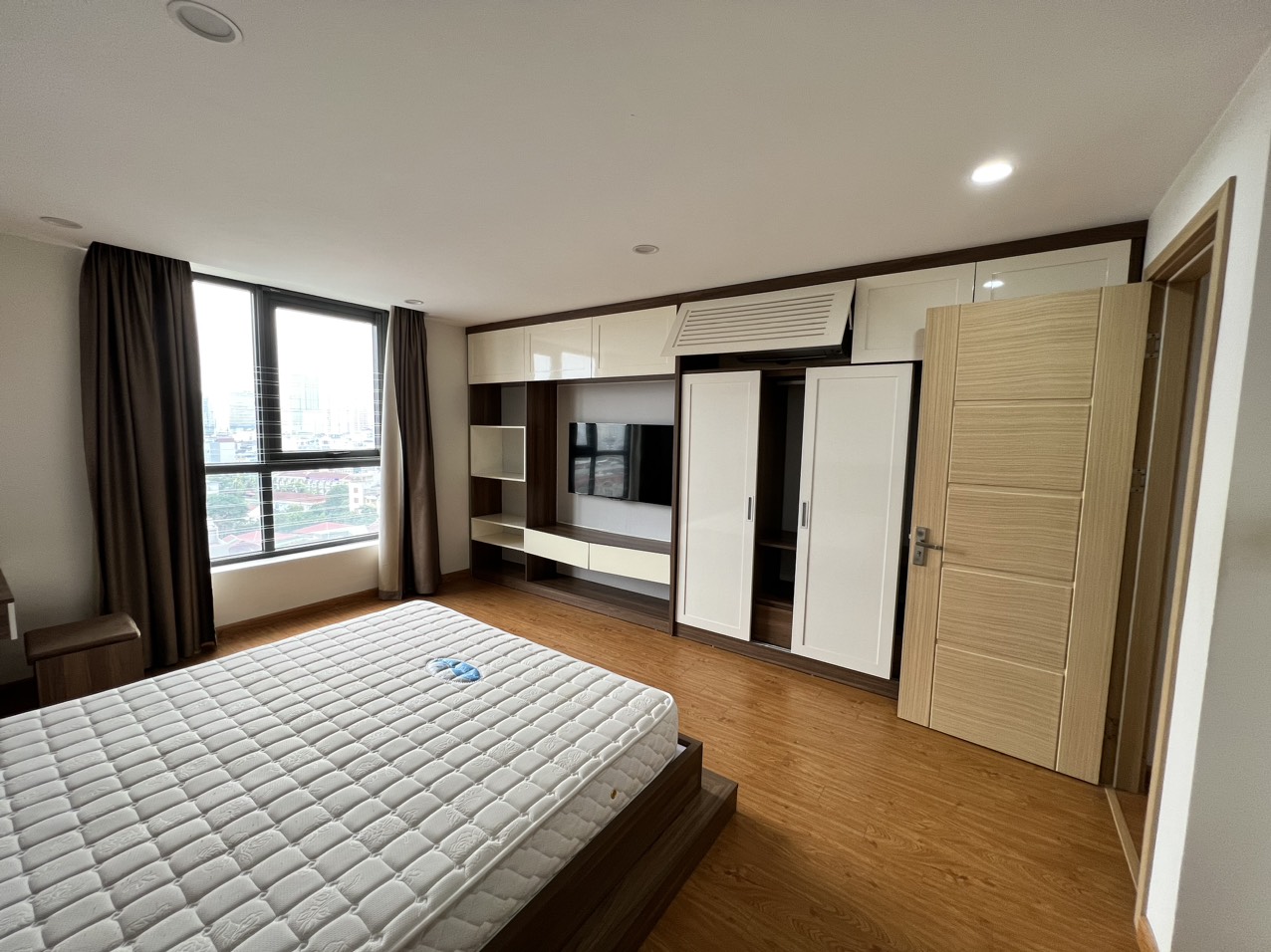 Cho thuê căn hộ chung cư Yên Hòa Park view City E4 Yên Hòa đường Vũ Phạm Hàm căn góc 130m 3PN full đồ
