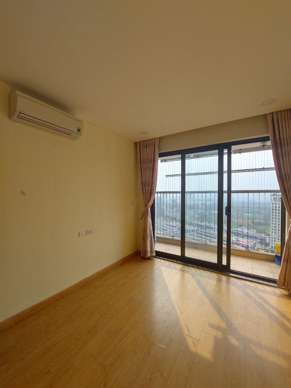 Cho thuê chung cư Xuân Mai Riverside, Mỗ Lao, 80m, 2 phòng ngủ, đồ cơ bản 10 triệu/tháng