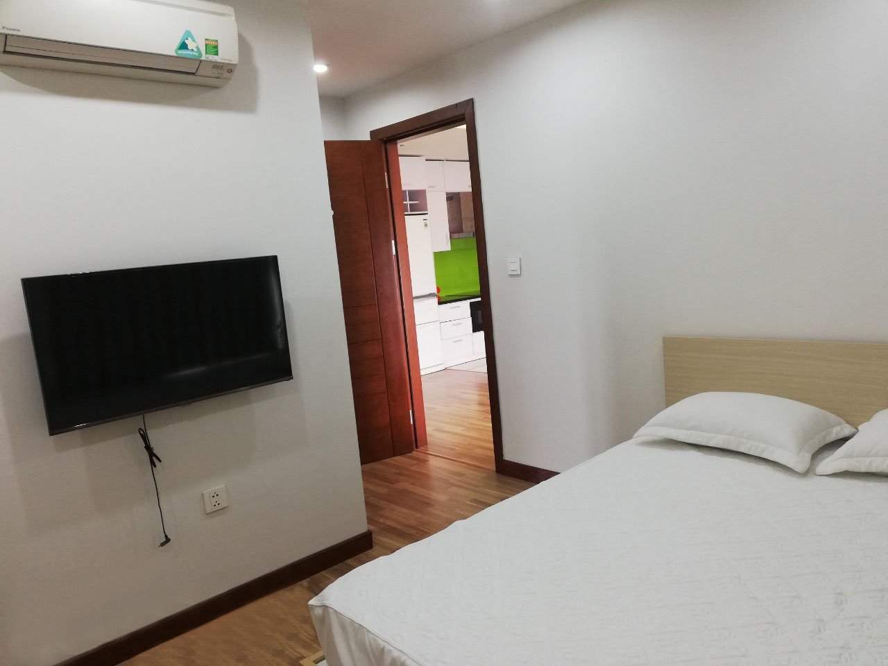Cho thuê chung cư Star Tower, diện tích 100m2, 2 phòng ngủ chỉ việc vào ở