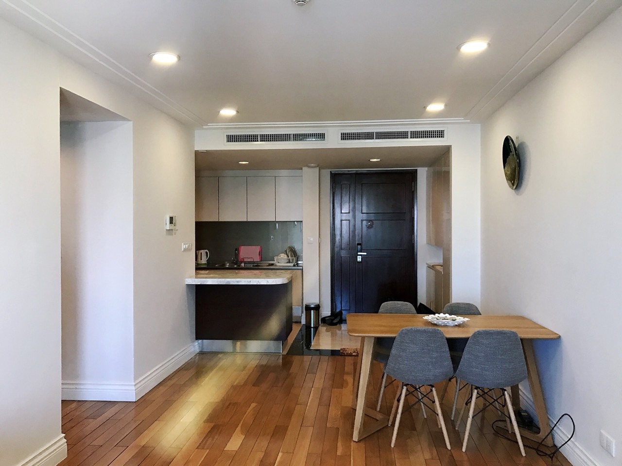 Cho thuê căn hộ 2 phòng ngủ full nội thất tầng trung view mặt đường chung cư cao cấp Hoàng Thành Tower ( ảnh thật đang trống )
