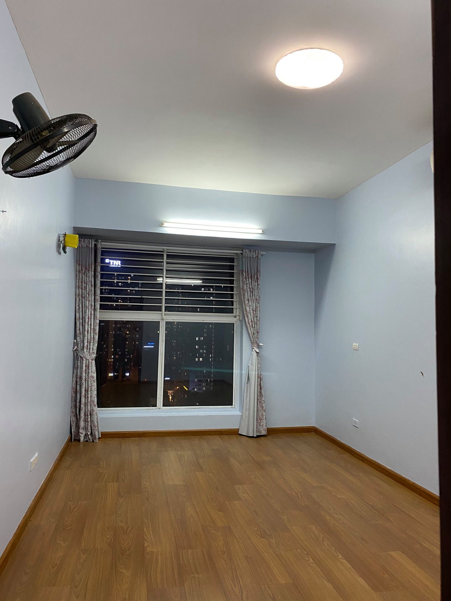 Cho thuê căn hộ 2 phòng ngủ đồ cơ bản chung cư Kinh Đô Tower 93 Lò Đúc đang trống vào luôn