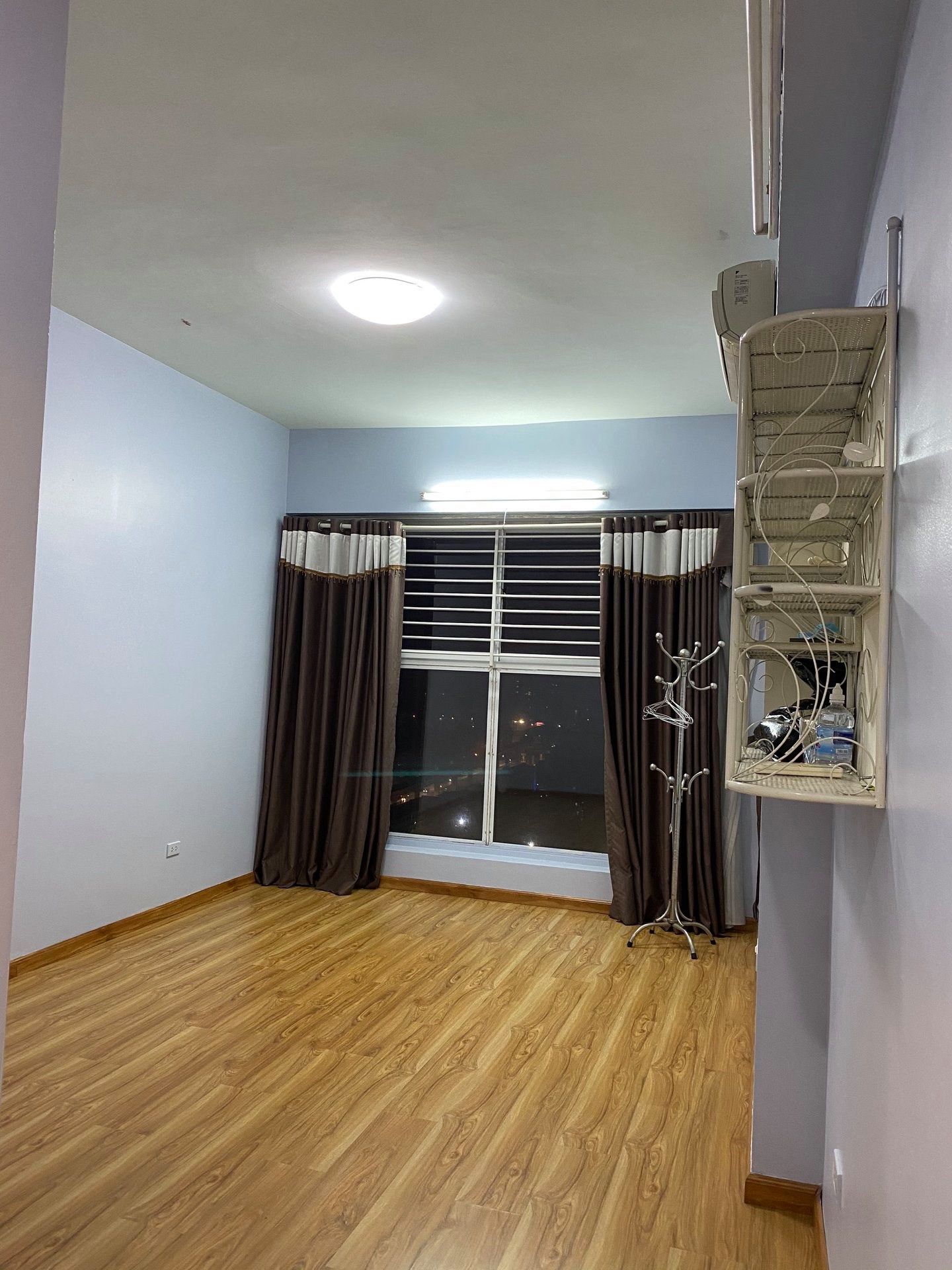 Cho thuê căn hộ 2 phòng ngủ đồ cơ bản chung cư Kinh Đô Tower 93 Lò Đúc đang trống vào luôn