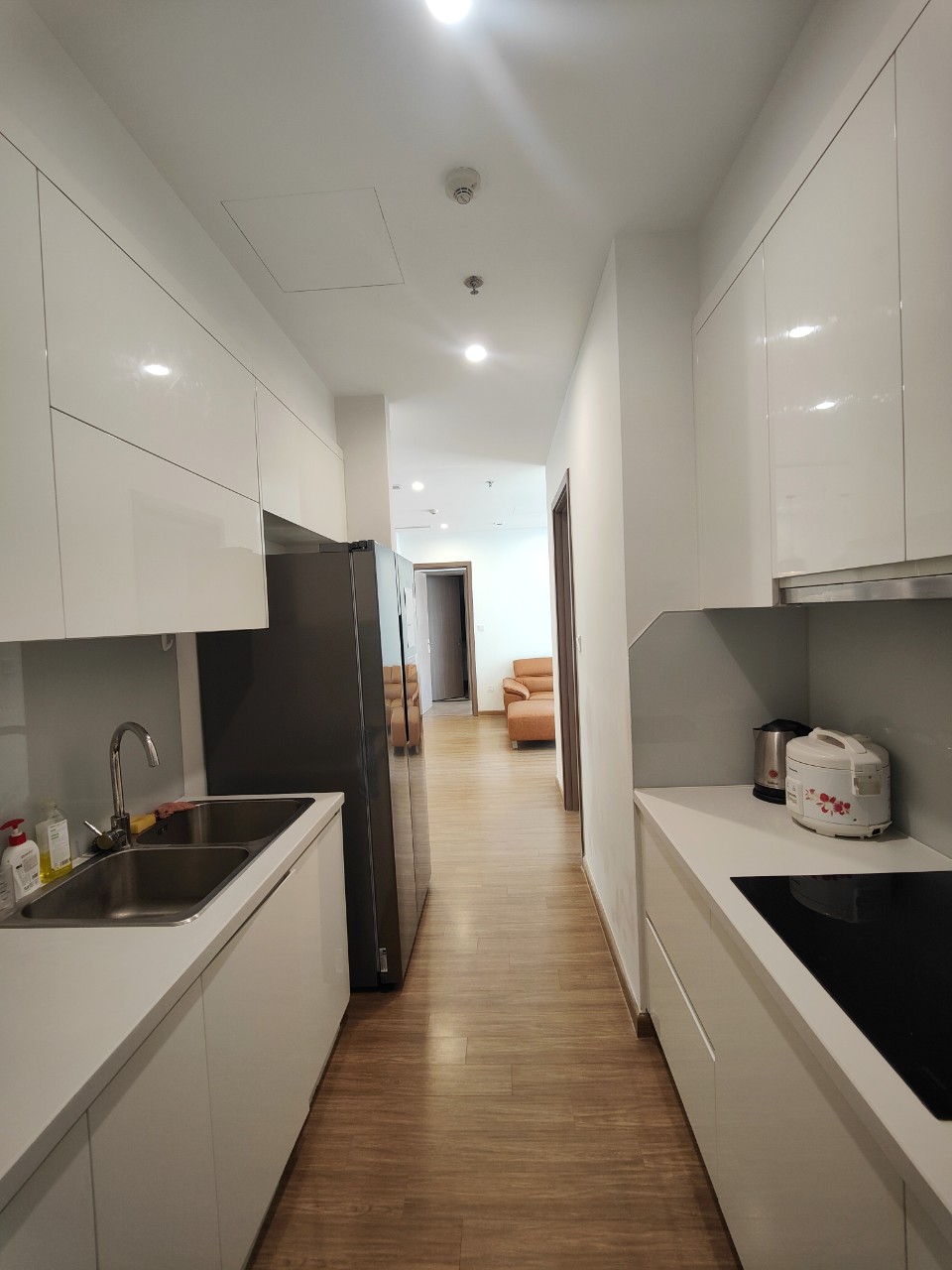 Cho thuê căn hộ 3 ngủ chung cư Vinhomes Skylake, Phạm Hùng, đã đủ đồ nội thất, tầng cao view đẹp