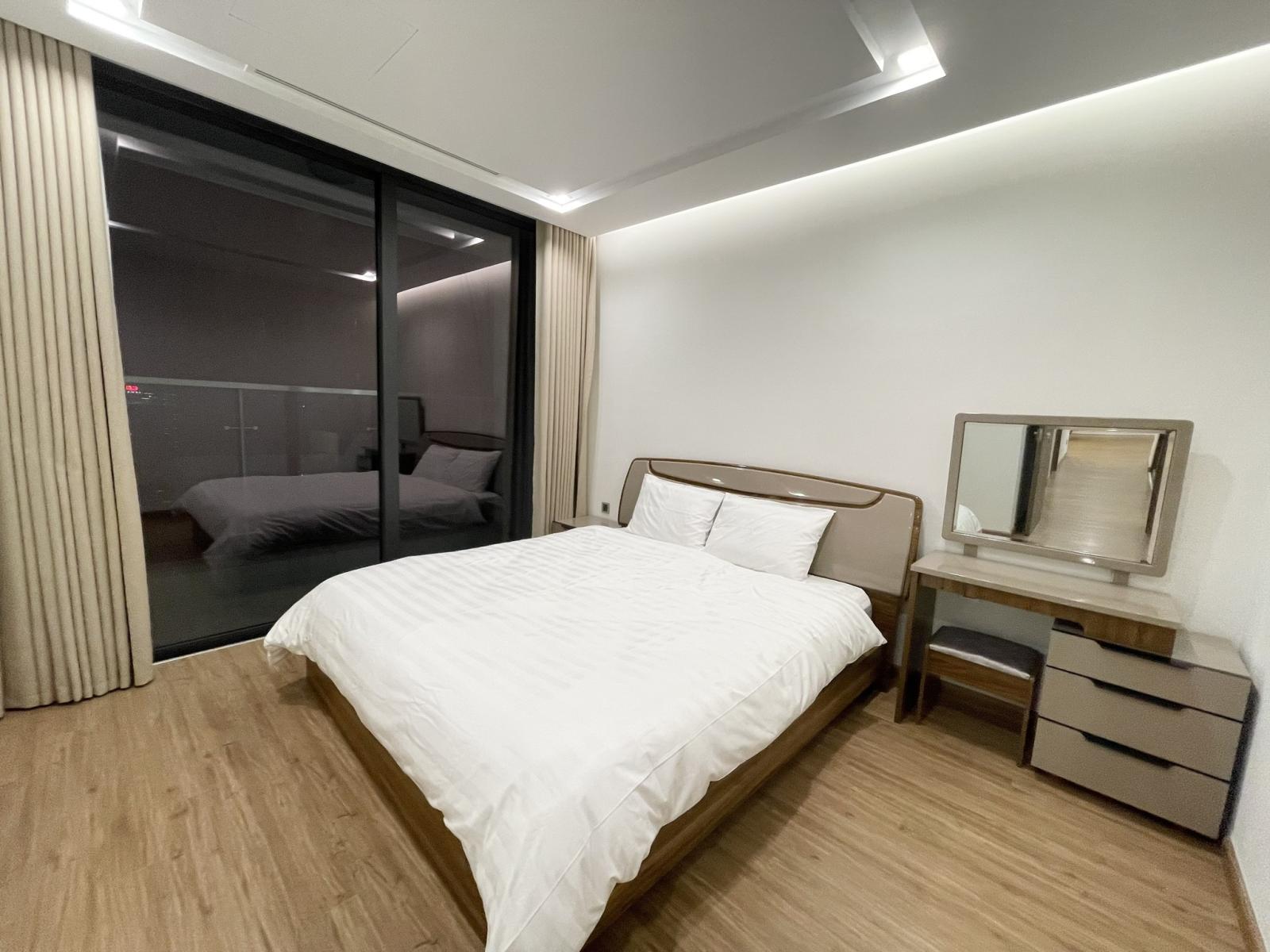 Cho thuê chung cư Vinhomes Metropolis 120m2 3PN đủ nội thất mới 100% nhà cực sáng thoáng đang trống