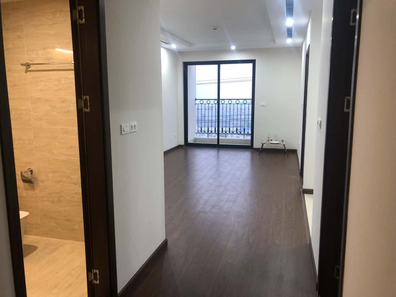 Cho thuê chung cư Roman Plaza Tố Hữu, 2 ngủ 75m2 đồ cơ bản có slot oto 12 triệu. LH 0377983070