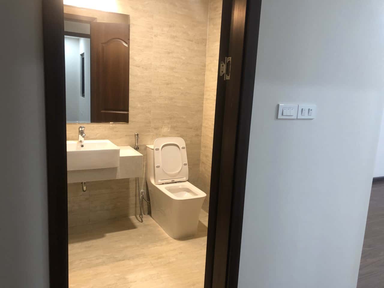 Cho thuê chung cư Roman Plaza Tố Hữu, 2 ngủ 75m2 đồ cơ bản có slot oto 12 triệu. LH 0377983070