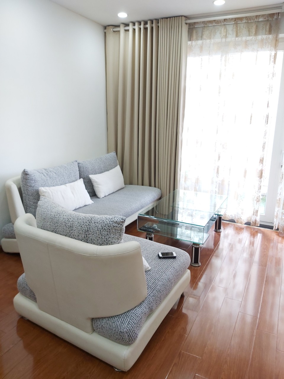 Cho thuê căn hộ tầng trung chung cư N04 Trần Duy Hưng, DT 92m2, 2 PN, đầy đủ đồ, giá 17 tr/th