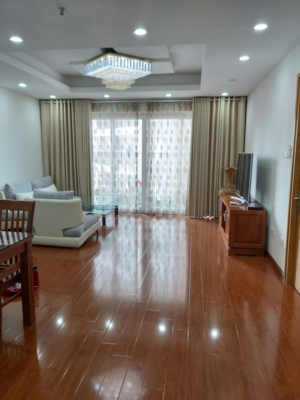 Cho thuê căn hộ tầng trung chung cư N04 Trần Duy Hưng, DT 92m2, 2 PN, đầy đủ đồ, giá 17 tr/th