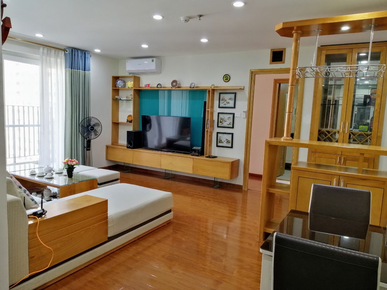 Cho thuê căn hộ chung cư N04 Trần Duy Hưng, căn góc, 134m2, 3 PN, đủ đồ, 18 tr/th