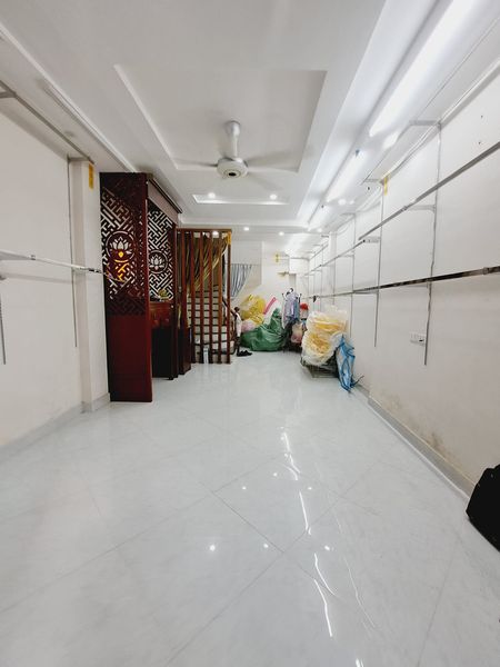Cần bán nhà Lạc Long Quân, cạnh Hồ Tây, nhà đẹp, ngõ thông, nở hậu, kinh doanh tốt